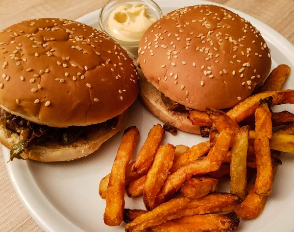 Filadelfia Queso Filete Sándwich Con Patatas Dulces Pommes Frites —  Fotos de Stock