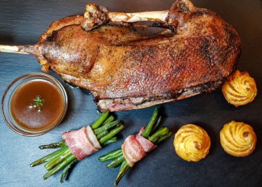 Fasulye ve düşes patatesli kızarmış kaz.