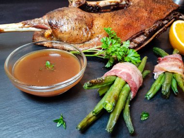 Fasulye ve düşes patatesli kızarmış kaz.