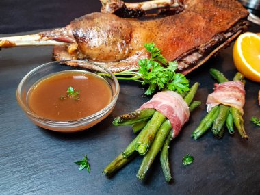 Fasulye ve düşes patatesli kızarmış kaz.