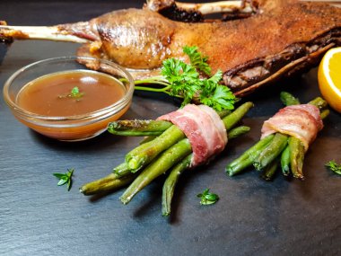 Fasulye ve düşes patatesli kızarmış kaz.