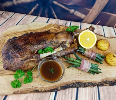 Fasulye ve düşes patatesli kızarmış kaz.