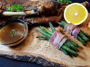 Fasulye ve düşes patatesli kızarmış kaz.