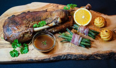 Fasulye ve düşes patatesli kızarmış kaz.