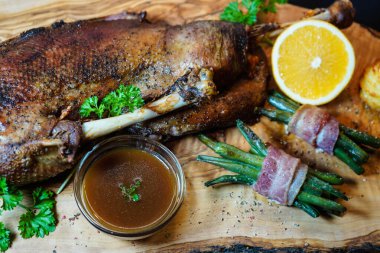 Fasulye ve düşes patatesli kızarmış kaz.