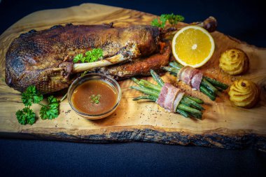 Fasulye ve düşes patatesli kızarmış kaz.