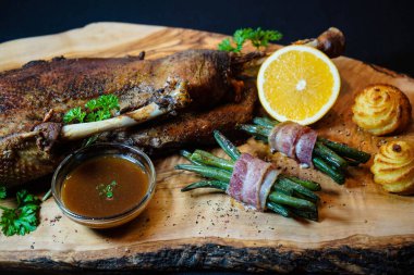 Fasulye ve düşes patatesli kızarmış kaz.