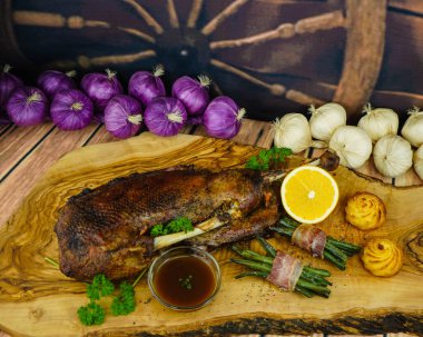 Fasulye ve düşes patatesli kızarmış kaz.