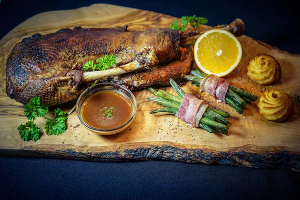 Fasulye ve düşes patatesli kızarmış kaz.