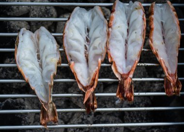 Izgara için Kara Kaplan Kral karidesleri