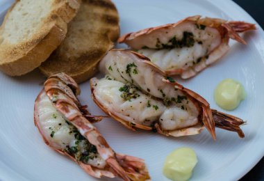 Izgara için Kara Kaplan Kral karidesleri