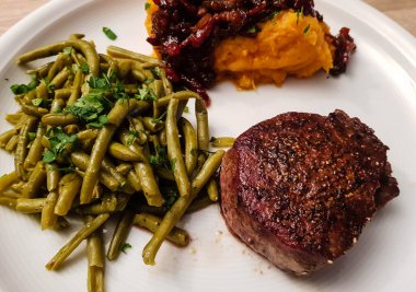 Baharatlı ve sebzeli biftek.