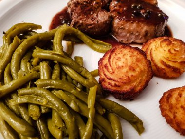 Baharatlı ve sebzeli biftek.