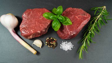 Baharatlı ve sebzeli biftek.