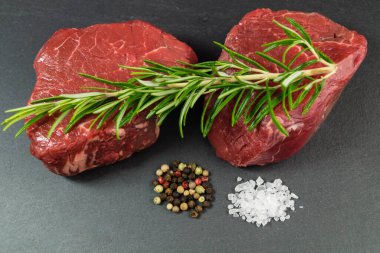 Baharatlı ve sebzeli biftek.