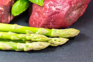 Baharatlı ve sebzeli biftek.