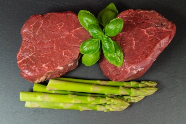 Baharatlı ve sebzeli biftek.