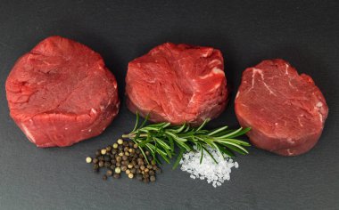 Baharatlı ve sebzeli biftek.