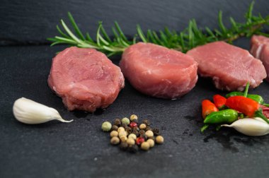 Bitki ve baharatlı domuz filetosu.