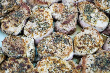 Bitki ve baharatlı domuz filetosu.