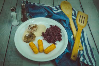 Bitki ve baharatlı domuz filetosu.