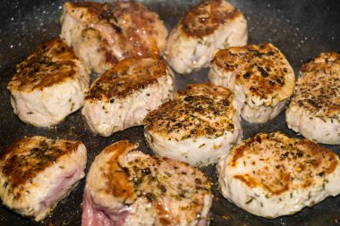 Kızarmış fileto. Ormanın taze mantarlarıyla kesilmiş.