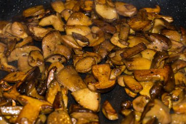 Kızarmış fileto. Ormanın taze mantarlarıyla kesilmiş.