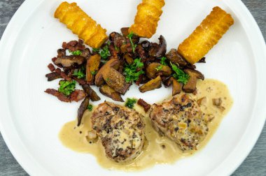 Kızarmış fileto. Ormanın taze mantarlarıyla kesilmiş.