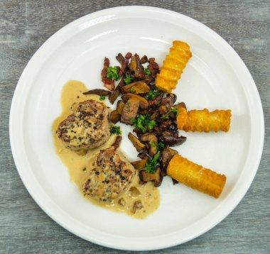 Kızarmış fileto. Ormanın taze mantarlarıyla kesilmiş.