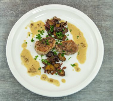 Kızarmış fileto. Ormanın taze mantarlarıyla kesilmiş.