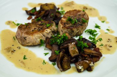 Kızarmış fileto. Ormanın taze mantarlarıyla kesilmiş.