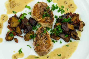 Kızarmış fileto. Ormanın taze mantarlarıyla kesilmiş.