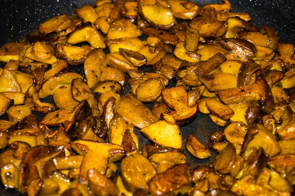 Lomo Asado Cortado Con Champiñones Frescos Del Bosque — Foto de Stock