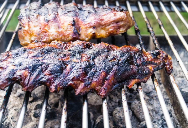 Långsamt Grillat Kött Med Örter Och Kryddor — Stockfoto