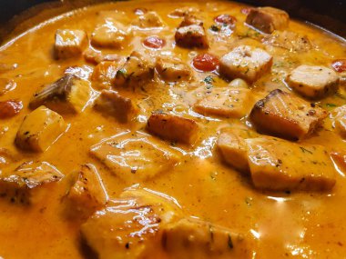 Spaghetti al Salmone - Karidesli erişte ve somon filetosu