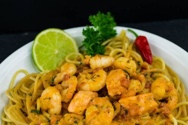 Spaghetti al Salmone - Karidesli erişte ve somon filetosu