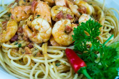 Spaghetti al Salmone - Karidesli erişte ve somon filetosu