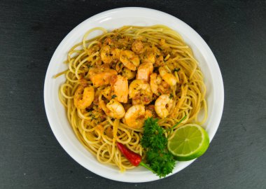 Spaghetti al Salmone - Karidesli erişte ve somon filetosu