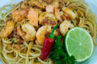 Spaghetti al Salmone - Karidesli erişte ve somon filetosu