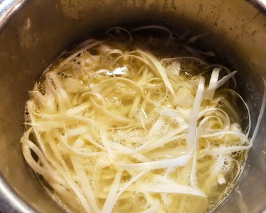 kuşkonmaz kremalı çorba, karides ve sarımsaklı ekmek.