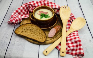 kuşkonmaz kremalı çorba, karides ve sarımsaklı ekmek.