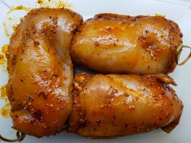 Doldurulmuş ve marine edilmiş tavuk göğsü