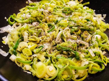 Doldurulmuş ve marine edilmiş tavuk göğsü