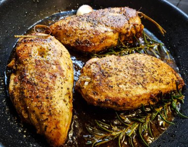 Doldurulmuş ve marine edilmiş tavuk göğsü