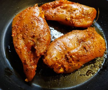 Doldurulmuş ve marine edilmiş tavuk göğsü