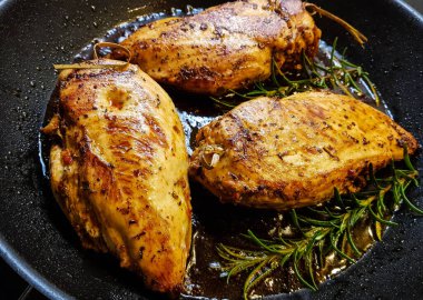 Doldurulmuş ve marine edilmiş tavuk göğsü