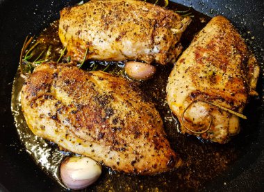 Doldurulmuş ve marine edilmiş tavuk göğsü