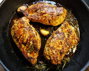 Doldurulmuş ve marine edilmiş tavuk göğsü