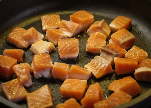意大利面沙拉 用虾仁和鲑鱼片做面食 — 图库照片