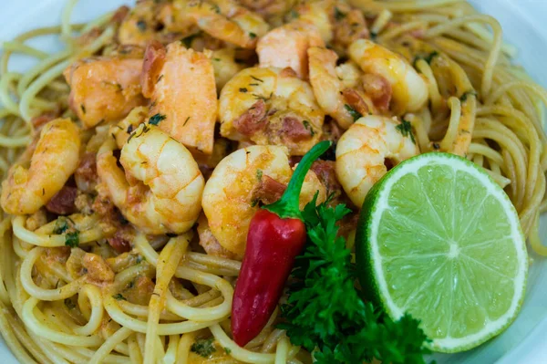 Spaghetti al Salmone - Karidesli erişte ve somon filetosu